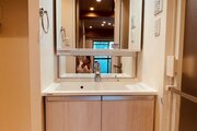 洗面　・洗面化粧台は三面鏡になっており、身だしなみチェックに便利です。また鏡の裏は収納になっており水周りの細かなものを綺麗に収納できます。