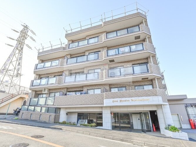 平成築、総戸数48戸のマンション。最寄り駅「戸塚」駅まで徒歩2分ほど。