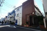 生活が送りやすい低層マンション。暮らす人の快適さを考えた街並みに溶け込んだ色調の住まい。 生活が送りやすい低層マンション。暮らす人の快適さを考えた街並みに溶け込んだ色調の住まい。