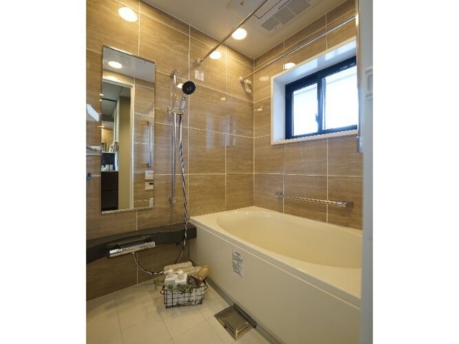 窓の付いたお風呂は換気もバッチリ! 足を伸ばしてリラックスタイム♪ 窓の付いたお風呂は換気もバッチリ! 足を伸ばしてリラックスタイム♪