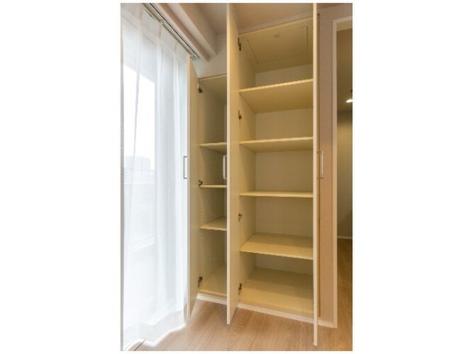 仕分けや整理のしやすい区分け付きクローゼット。見やすくスマートに収納できます。 仕分けや整理のしやすい区分け付きクローゼット。見やすくスマートに収納できます。