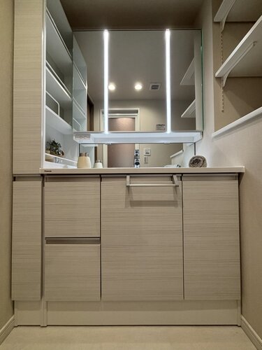 使いやすい収納充実の洗面化粧台。日々利用する雑然としやすいアイテムを仕分けやすい仕様です。 使いやすい収納充実の洗面化粧台。日々利用する雑然としやすいアイテムを仕分けやすい仕様です。