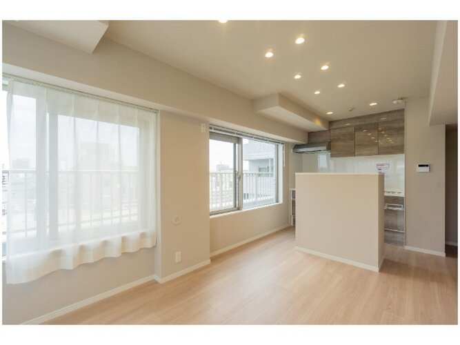 落ち着きのあるフローリングと清潔感のあるクロスが心和む空間を作り出しています。 落ち着きのあるフローリングと清潔感のあるクロスが心和む空間を作り出しています。