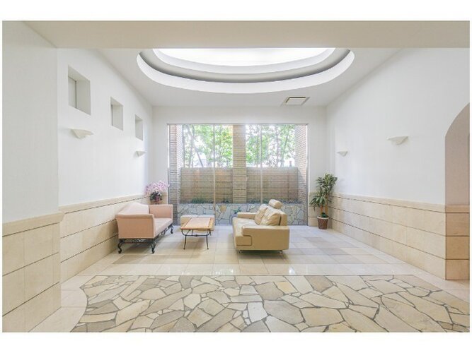 上品で清潔感があるエントランスは住人やゲストを迎え入れ、そして送り出す場にふさわしい上質な空間です。 上品で清潔感があるエントランスは住人やゲストを迎え入れ、そして送り出す場にふさわしい上質な空間です。