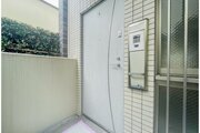扉を開くと明るく暖かなお部屋がまっております。 扉を開くと明るく暖かなお部屋がまっております。