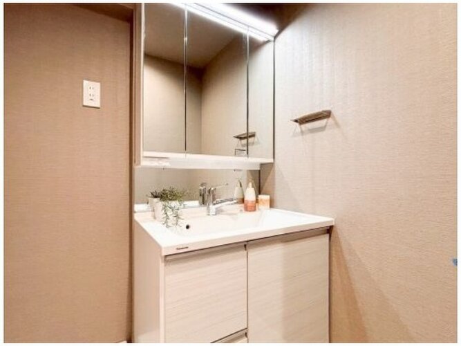 何かと物が増える場所だからこそ、スッキリと見映えの良い空間に。身だしなみチェックや肌のお手入れを♪