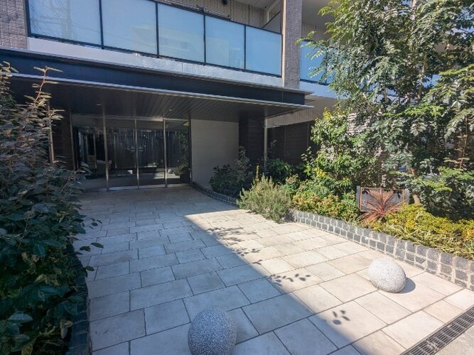 重厚なイメージを受けるマンション。住むほどにその印象が誇らしくなります。 重厚なイメージを受けるマンション。住むほどにその印象が誇らしくなります。