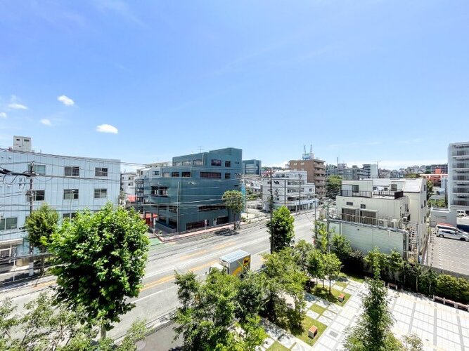 バルコニーからの眺望。近隣の建物との間隔もしっかり取られて風通し良好です。