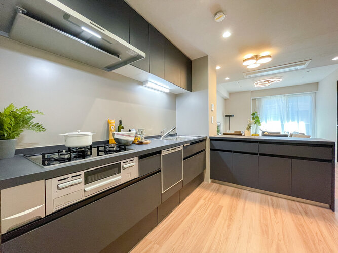 暮らしの中で輝き続けるキッチン。日々の調理を快適にサポート。あなたの暮らしに寄り添うキッチンです。 暮らしの中で輝き続けるキッチン。日々の調理を快適にサポート。あなたの暮らしに寄り添うキッチンです。