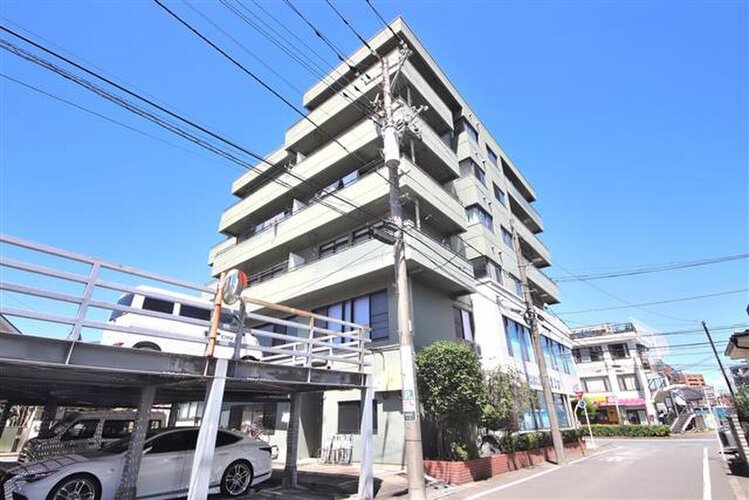 統一した色調でデザインされたマンションは周囲と調和した景観を生み出しています。 統一した色調でデザインされたマンションは周囲と調和した景観を生み出しています。