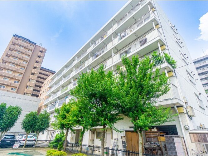 格調と静謐を強く息づかせたデザイン空間が、住む人や訪れる人を館内へとやさしくエスコートします。 格調と静謐を強く息づかせたデザイン空間が、住む人や訪れる人を館内へとやさしくエスコートします。