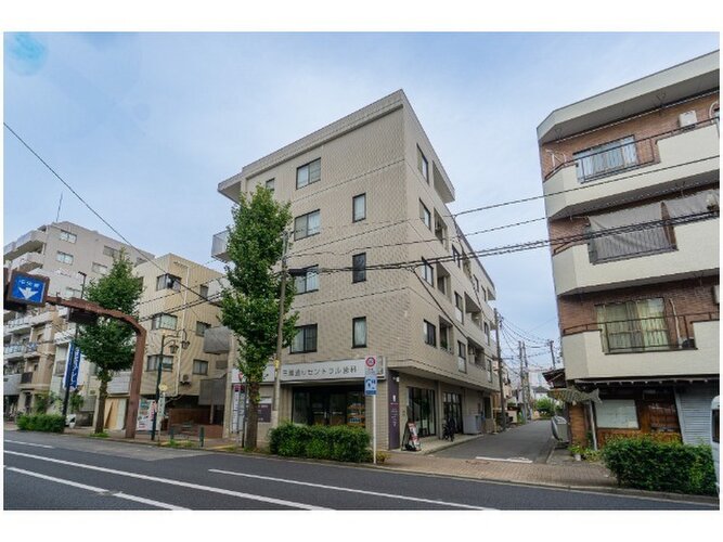 平成築、総戸数13戸のマンション。最寄り駅「三鷹」駅まで徒歩10分ほど。