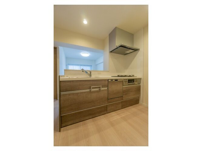 リビングダイニングとスムーズに繋がる対面式キッチン。料理や片付けが捗る明るい空間に仕上げました。