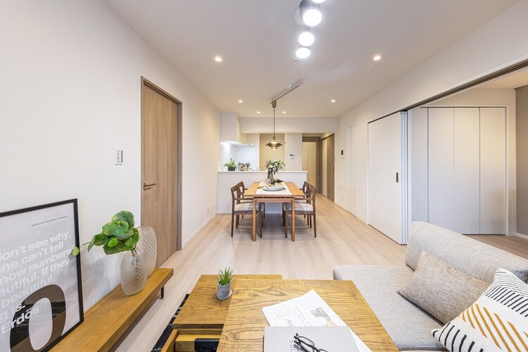 住まう方の暮らしやすさと心地よさを追求したリビングダイニングです。目に肌に心にやさしく温かい上質な住空間が暮らしに余裕をもたらしてくれます。 住まう方の暮らしやすさと心地よさを追求したリビングダイニングです。目に肌に心にやさしく温かい上質な住空間が暮らしに余裕をもたらしてくれます。