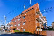 生活が送りやすい低層マンション。落ち着きのある素材感で優しい表情に仕立てています。 生活が送りやすい低層マンション。落ち着きのある素材感で優しい表情に仕立てています。