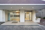 閑静な住宅街に佇むマンション。柔らかい色調とマットな素材が穏やかな雰囲気を奏でます。