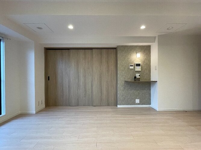 落ち着きのあるフローリングと清潔感のあるクロスが心和む空間を作り出しています。