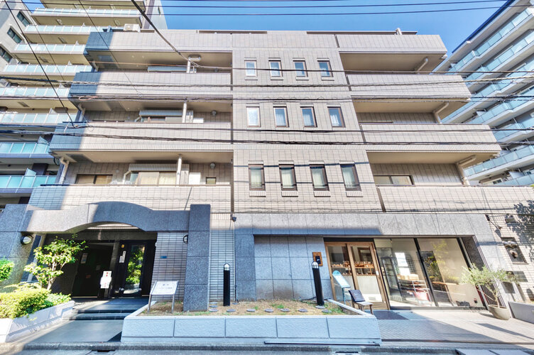 時の流れに色あせることのない瀟洒な外観。朝晩、1年365日、様々な表情を見せます。 時の流れに色あせることのない瀟洒な外観。朝晩、1年365日、様々な表情を見せます。