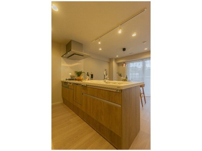 目の前をオープンにすることで開放感が生まれる対面式キッチン。家事をお手伝いしてもらうのもいいですね♪