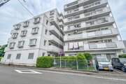 陽だまりの中でそよ風を感じる快適な空間。青空の下にその落ち着きのある外観を描き出します。 陽だまりの中でそよ風を感じる快適な空間。青空の下にその落ち着きのある外観を描き出します。