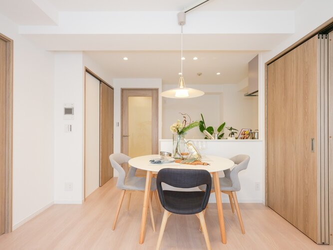 お部屋は住まう方の趣味や感性で飾っていただけるように、シンプルな内装で仕上げました。時代や流行を問わず長く着られる衣服のように、快適にお過ごしいただける住まいです。 お部屋は住まう方の趣味や感性で飾っていただけるように、シンプルな内装で仕上げました。時代や流行を問わず長く着られる衣服のように、快適にお過ごしいただける住まいです。