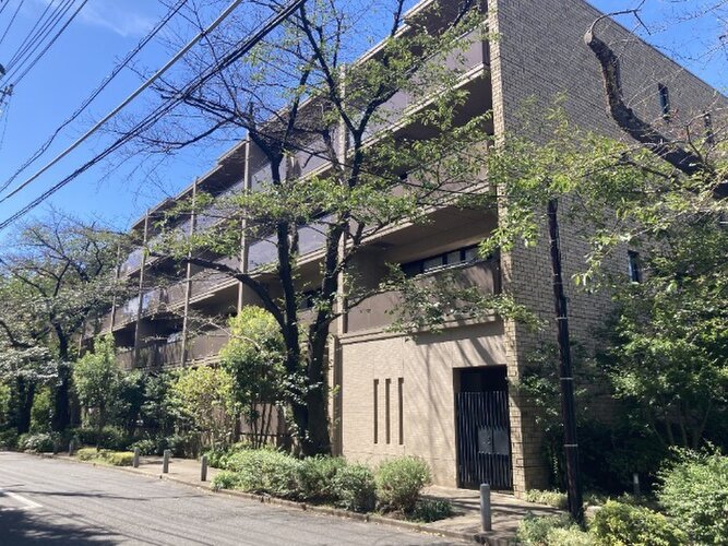 鮮やかな緑を効果的に纏った外観。爽やかな風がそよぐ心温まるお部屋へ優しく誘います。