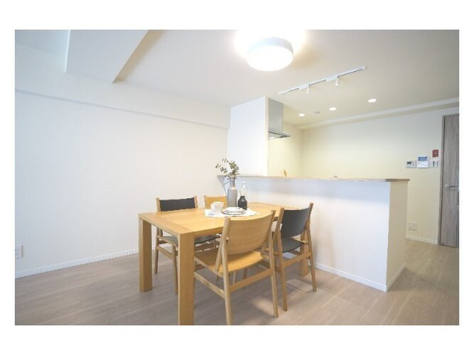 柔らかな色合いのフローリングと清潔感のあふれる白のクロスが明るい空間を創り出しているダイニング。