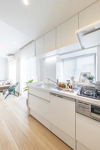 お部屋に溶け込む白基調のシステムキッチンを新規設置しました。収納豊富、換気にも便利な窓があり、明るく機能的なキッチンです。