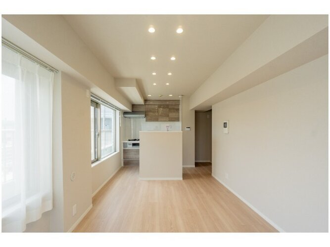 落ち着きのあるフローリングと清潔感のあるクロスが心和む空間を作り出しています。 落ち着きのあるフローリングと清潔感のあるクロスが心和む空間を作り出しています。