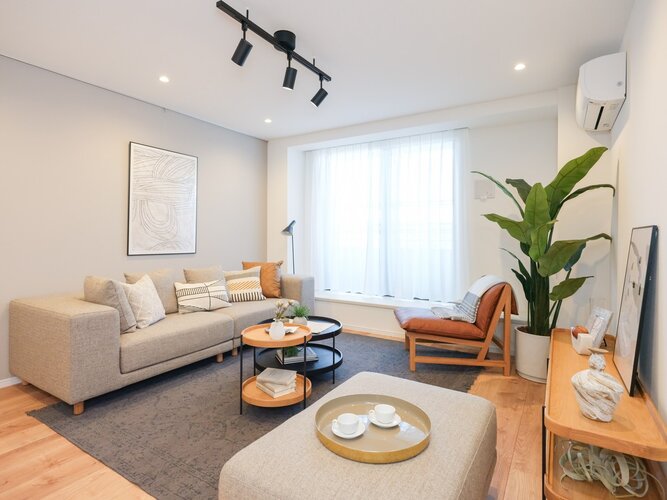 東南向きの窓からたっぷりの陽光が注がれるリビングです。都市生活のやすらぎを深める、快適な暮らしが叶う住まいです。 東南向きの窓からたっぷりの陽光が注がれるリビングです。都市生活のやすらぎを深める、快適な暮らしが叶う住まいです。