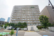 閑静な住宅街に佇むマンション。柔らかい色調とマットな素材が穏やかな雰囲気を奏でます。