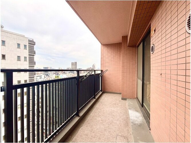 プライベート性を確保したバルコニー。そよ風を感じながら穏やかに過ごせます。