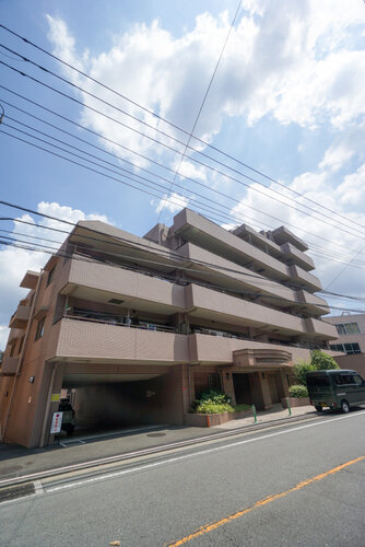 陽だまりの中でそよ風を感じる快適な空間。青空の下にその落ち着きのある外観を描き出します。 陽だまりの中でそよ風を感じる快適な空間。青空の下にその落ち着きのある外観を描き出します。