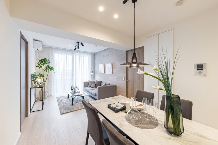 逆梁アウトフレーム工法・ハイサッシ仕様ならではの大きな窓から明るい自然光が降り注ぎ、彩り豊かな暮らしを演出します。自分の世界に没頭する時間も、ご家族の団らんも大切にできる空間です。