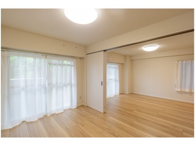 お部屋の形が綺麗なリビングの為、テーブルやソファなどの家具を一通り置くことができそうです♪