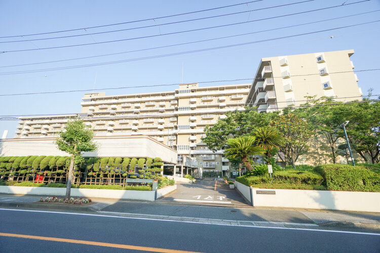 統一した色調でデザインされたマンションは周囲と調和した景観を生み出しています。 統一した色調でデザインされたマンションは周囲と調和した景観を生み出しています。