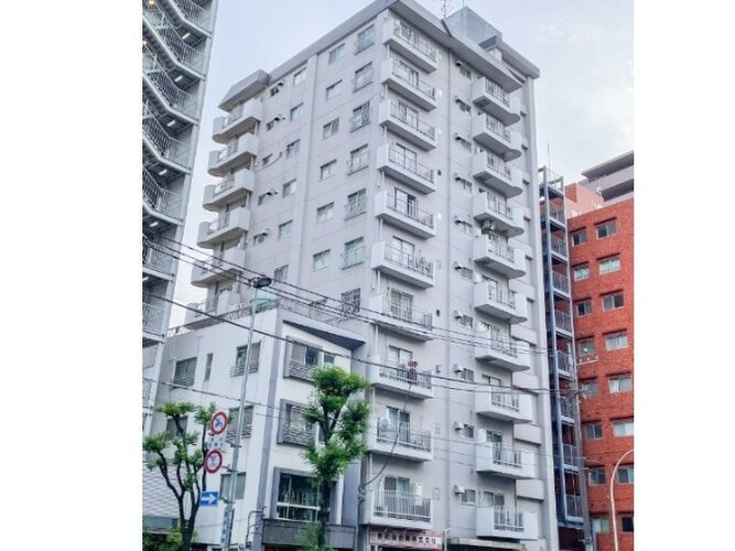 どこか余裕を感じさせるシャープなフォルムで佇む外観は、晴天の空と合わせる事で堂々たる趣を見せます。 どこか余裕を感じさせるシャープなフォルムで佇む外観は、晴天の空と合わせる事で堂々たる趣を見せます。