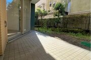 南西向きの庭(19.17m2)、テラス(10.36m2) 全面に建物がありますが、人目を気にすることなくお子様やペットと一緒に過ごせます。♪ 南西向きの庭(19.17m2)、テラス(10.36m2) 全面に建物がありますが、人目を気にすることなくお子様やペットと一緒に過ごせます。♪