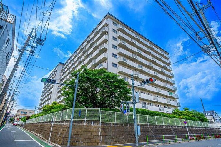 東武東上線「東武練馬」駅より徒歩8分。都市機能の利便性を感じられる立地に建つマンションです。