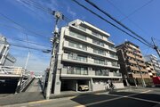 陽だまりの中でそよ風を感じる快適な空間。青空の下にその落ち着きのある外観を描き出します。 陽だまりの中でそよ風を感じる快適な空間。青空の下にその落ち着きのある外観を描き出します。