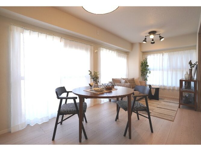 採光とライト使いで演出される落ち着きのある空間。ゆったりと伸びやかな時を過ごせそうです。