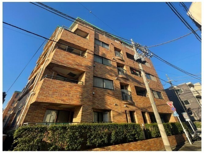 隙のないフォルムを包み込む植栽に囲まれたマンション。綺麗に手入れされております。 隙のないフォルムを包み込む植栽に囲まれたマンション。綺麗に手入れされております。