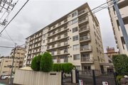 伸びやかな印象を受けるマンションです。暮らす人の快適さを考えた街並みに溶け込んだ色調の住まい。 伸びやかな印象を受けるマンションです。暮らす人の快適さを考えた街並みに溶け込んだ色調の住まい。