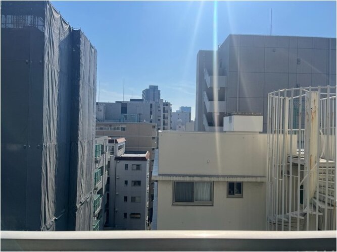 目の前に大きく広がる空。思わず深呼吸したくなる気持ちのよい眺望です。