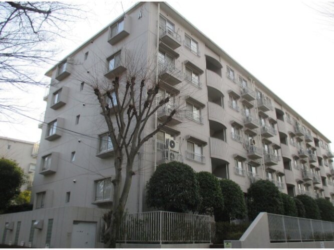 統一した色調でデザインされたマンションは周囲と調和した景観を生み出しています。