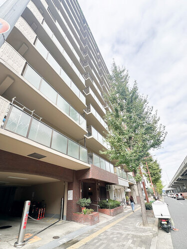 陽だまりの中でそよ風を感じる快適な空間。青空の下にその落ち着きのある外観を描き出します。 陽だまりの中でそよ風を感じる快適な空間。青空の下にその落ち着きのある外観を描き出します。