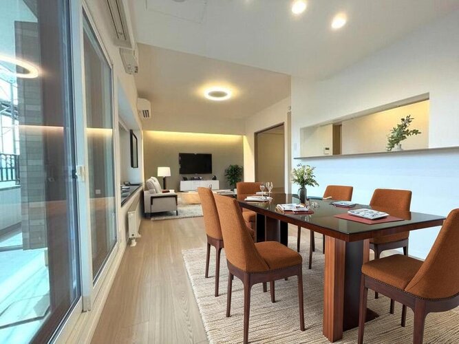 広さ17.5帖の落ち着いた雰囲気のLDK。ゆったりとしたひとときを過ごせそうです。※設置家具はCGです。