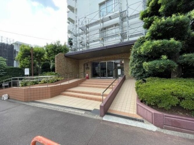 統一した色調でデザインされたマンションは周囲と調和した景観を生み出しています。 統一した色調でデザインされたマンションは周囲と調和した景観を生み出しています。