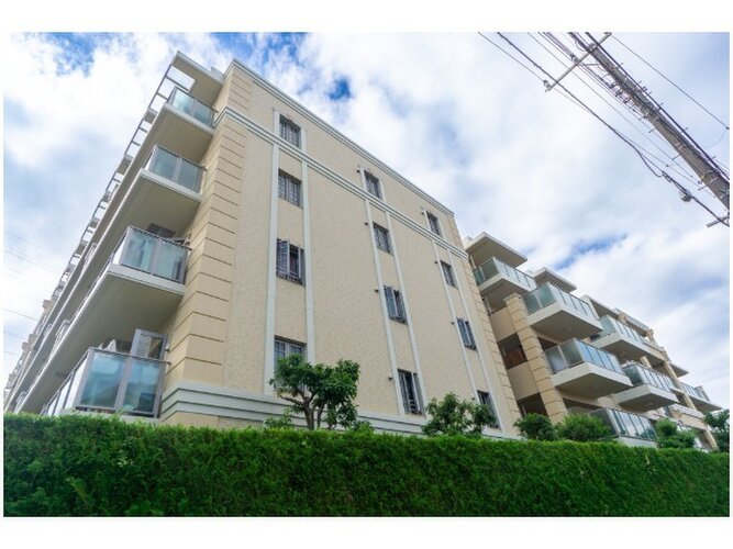 統一した色調でデザインされたマンションは周囲と調和した景観を生み出しています。 統一した色調でデザインされたマンションは周囲と調和した景観を生み出しています。