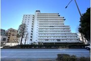 どこか余裕を感じさせるシャープなフォルムで佇む外観は、晴天の空と合わせる事で堂々たる趣を見せます。 どこか余裕を感じさせるシャープなフォルムで佇む外観は、晴天の空と合わせる事で堂々たる趣を見せます。